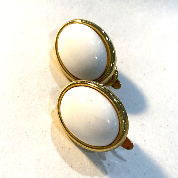 Vintage clip on earrings goldtone white enamel ovals retro conservative classics - Picture 2 of 5